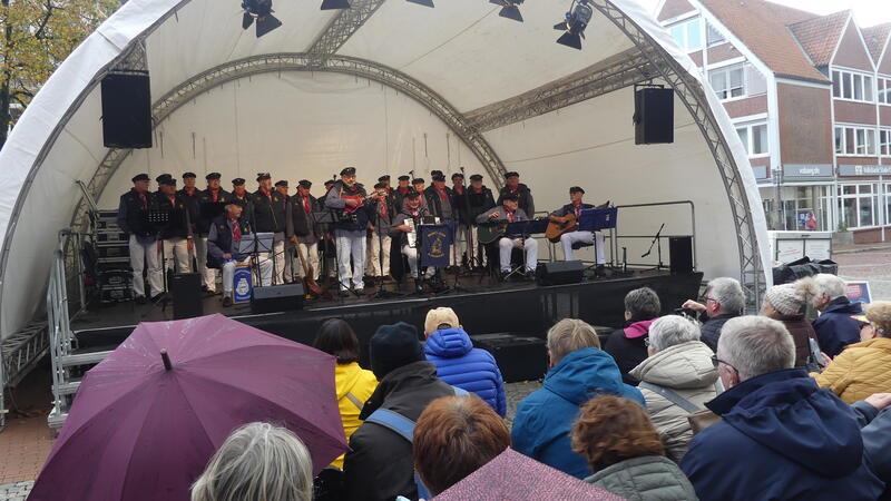 Shanty-Fans auf dem Pferdemarkt bleiben auch im Regen sitzen - zumal, wenn der Chor aus Bisperode „La Paloma“ singt.