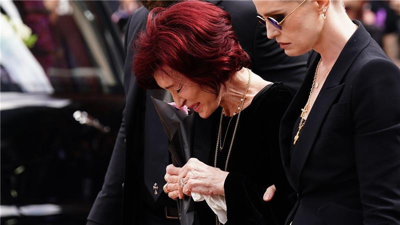 Tränen bei emotionaler Trauerfeier für Osbourne Sharon Osbourne (m.) legte Blumen an den Gedenkort.