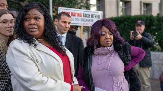 Shaye Moss (l) und ihre Mutter Ruby Freeman reichten eine Unterlassungsklage gegen Rudy Giuliani ein.