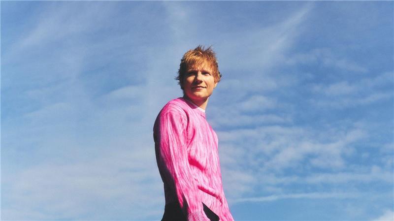 Sheeran trägt anlässlich der Albumveröffentlichung passend zum Cover derzeit gern pink.