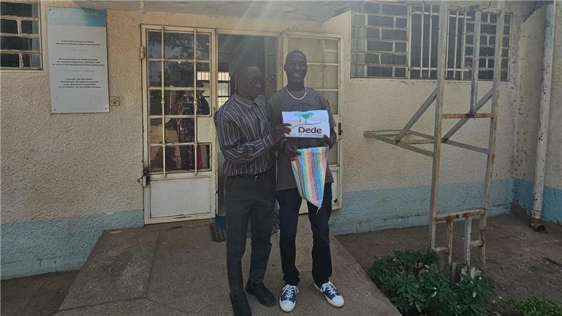 Sheik Jobe bei einer Spendenübergabe für eine gambische Klinik.