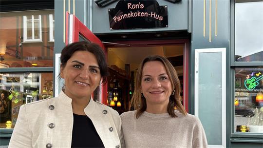 Sheyma Akkurt (links) und Veronika Galauner sind die neuen Betreiberinnen von Ron's Pannekoken-Hus am Stader Fischmarkt.