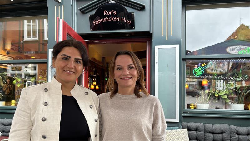 Sheyma Akkurt (links) und Veronika Galauner sind die neuen Betreiberinnen von Ron's Pannekoken-Hus am Stader Fischmarkt.