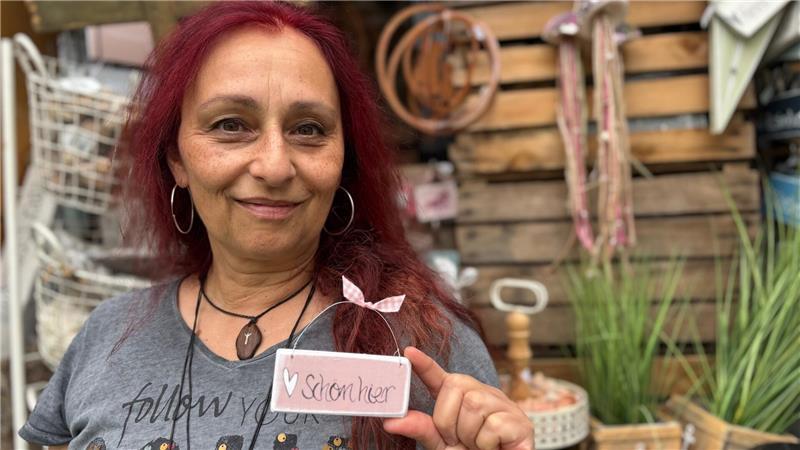 Shiela Schadendorf verkauft Produkte aus ihrer kleinen Manufaktur Das Holzschild. Die Ausstellerin aus Quickborn ist das erste Mal in Deinste mit dabei.