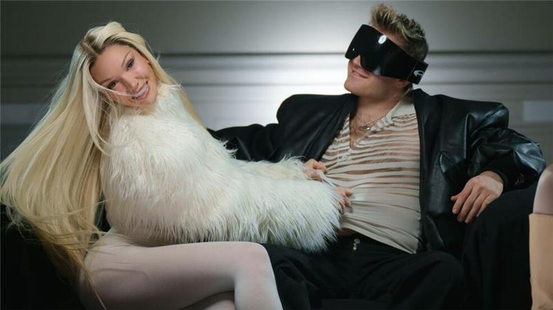 Shirin David und Ski Aggu sitzen auf einem Sofa bei einem Fototermin für ihren Song „Atzen & Barbies“