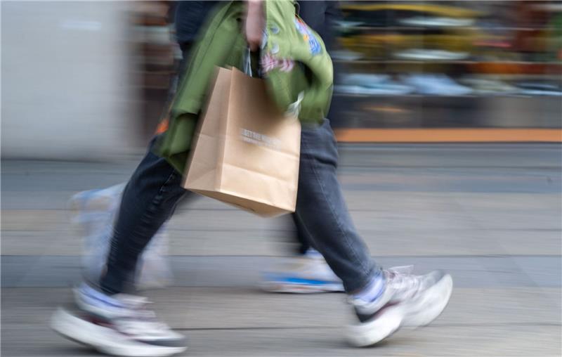 GfK-Konsumklima sinkt - Deutsche sparen mehr Shoppen? Ja, aber nur ein bisschen. Die Neigung zu Anschaffungen nimmt laut GfK nur minimal zu.