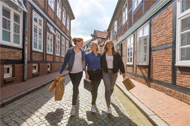 Heimat-Shoppen: Das ist in Stade und Harsefeld geplant Shoppen in Stade macht diesen drei jungen Frauen offenbar Spaß. Foto: Christian Boldt