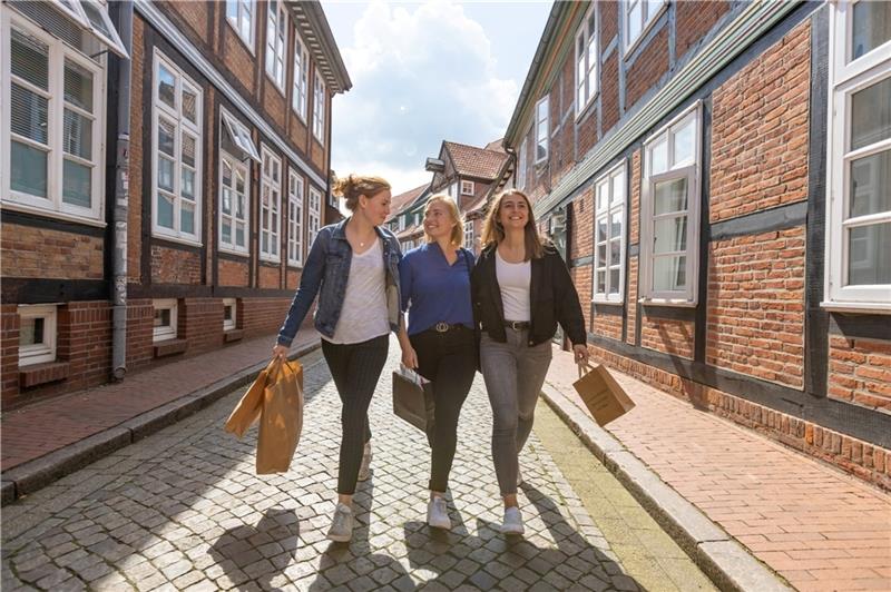 Shoppen in Stade macht diesen drei jungen Frauen offenbar Spaß. Foto: Christian Boldt