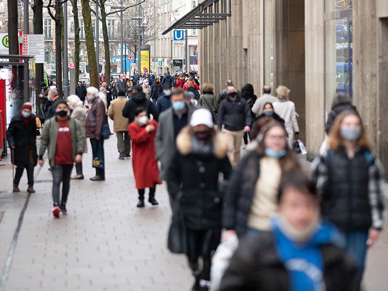 Shopping in der Hamburger Innenstadt. Foto: Daniel Reinhardt/dpa