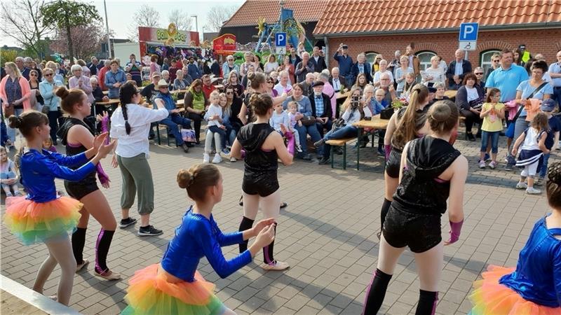 Das ist los beim Blütenfest in Drochtersen und Dornbusch Showeinlagen, Spiele und Kultur locken auf den Bühnen und Plätzen.
