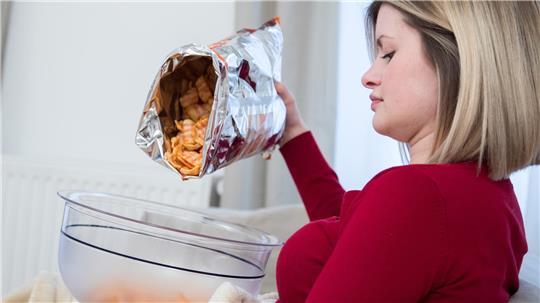 „Shrinkflation“ ? Mehr als 30 Prozent Luft sollten nicht in der Packung sein.
