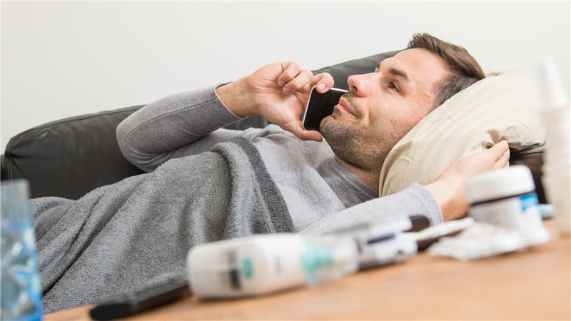 Sich 1-2 Tage krankmelden ohne Attest? Das geht meist – Vorgesetzte könnten aber trotzdem eine AU ab dem 1. Krankheitstag fordern.