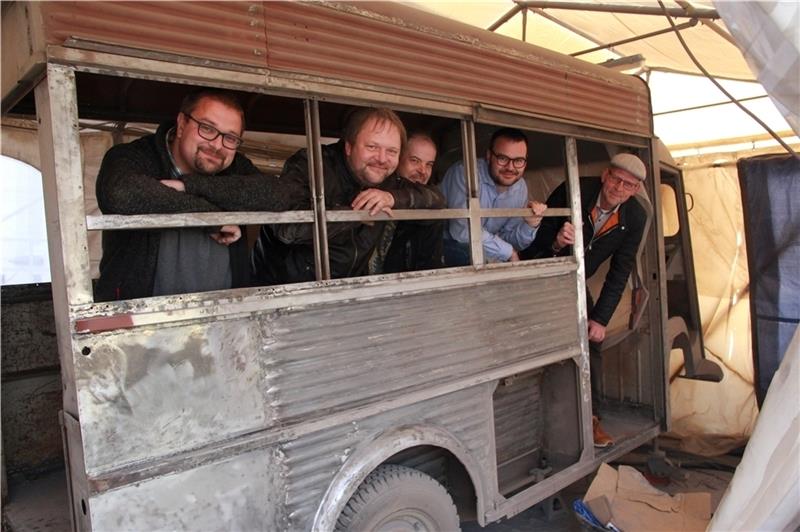 Sich einen Traum zu erfüllen, ist schön, macht aber viel Arbeit: Thomas Hoffmann, Helge Cramer, Sacha Cramer, Florian Amberg und Heiner König an Bord ihres Citroën HY . Foto Richter