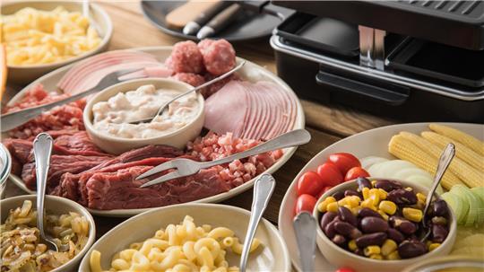 Sicher genießen: Getrenntes Besteck für rohes Fleisch und andere Zutaten verhindert eine Kreuzkontamination. 