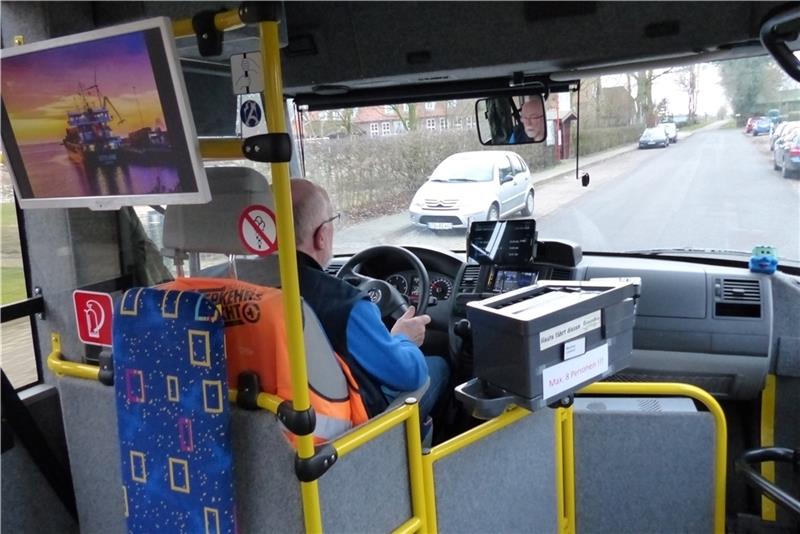 Sicher und günstig durch die Dörfer des Ostelandes: Manfred Lookhof sorgt für eine gute Fahrt. Ein Tablet am Cockpit zeigt ihm, wie gut er im Zeitplan ist. Ein Monitor zum Fahrgastraum unterhält die Nutzer mit Werbung. Fotos Eidtmann