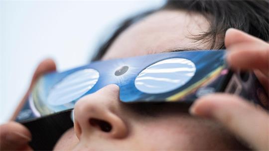 Sicher zur Sonnenfinsternis: Eine spezielle „SoFi-Brille“ schützt die Augen vor gefährlichem Sonnenlicht. (Symbolbild) 