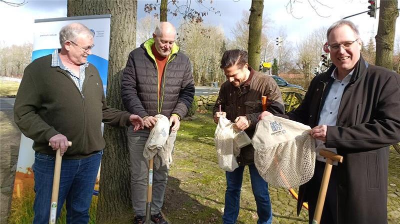 Vier Geest-Dörfer bekommen schnelles Internet Sichere Netzverteilung zum ersten Spatenstich: Utz Wilke (Dritter von links) verteilt Netztaschen an Jörg Müller (von links), Uli Schumacher und Matthias Hartlef.