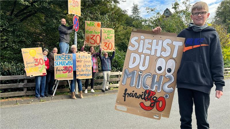 Bürger in Dollern wollen Tempo 30 – Vandalen zerreißen Plakate Sichere Straßen durch freiwilliges Tempo 30 - das fordert die Dollerner Initiative über ihre bunten Plakate von den Autofahrern.