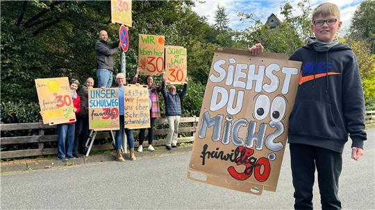 Sichere Straßen durch freiwilliges Tempo 30 - das fordert die Dollerner Initiative über ihre bunten Plakate von den Autofahrern.