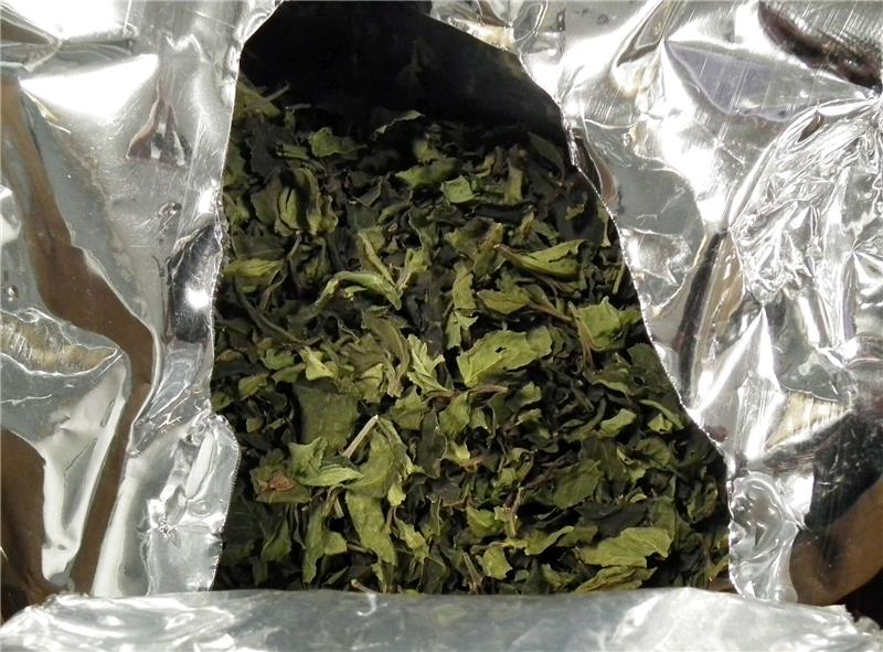 Mutmaßlicher Drogenkurier mit 47 Kilogramm Khat erwischt Sichergestellte Blätter der Kaudroge Khat. (Archivbild)