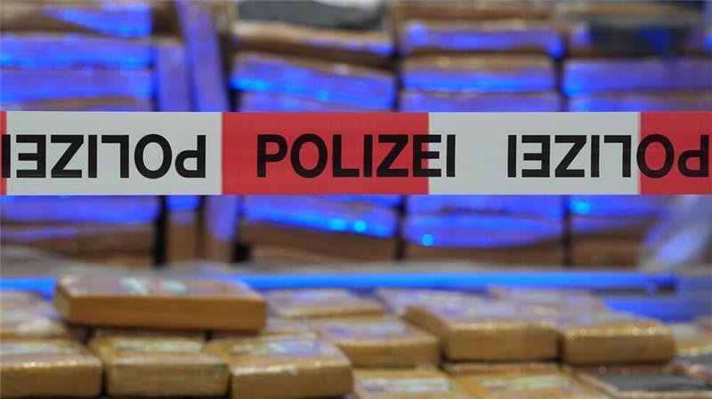 Sichergestellte Kokain-Päckchen liegen während einer Pressekonferenz im Polizeipräsidium auf einer Palette.