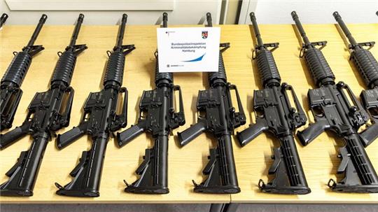 Sichergestellte Schusswaffen aus dem Diebstahl werden in Hamburg präsentiert.