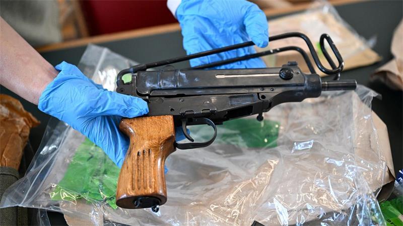 Sichergestellte Waffen wurden bei einer Pressekonferenz im Polizeipräsidium gezeigt. (Archivbild)