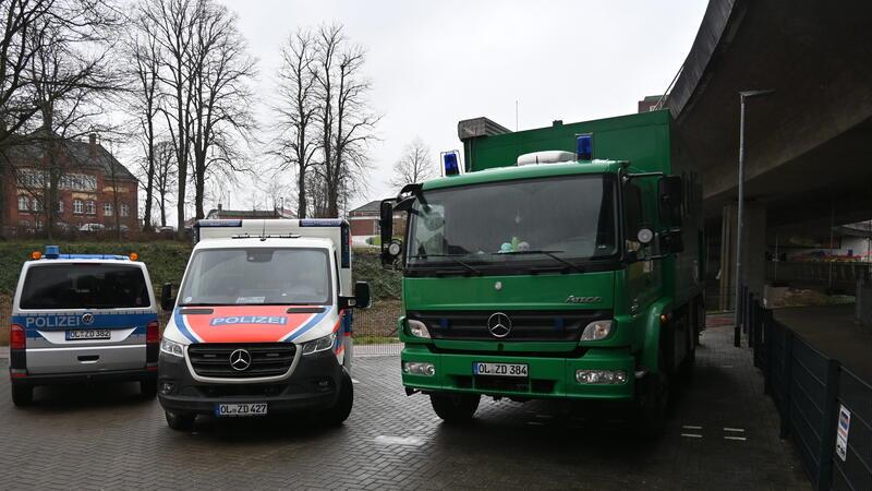 Sicherheit: Die Polizeitaucher aus Oldenburg haben immer einen Rettungswagen dabei. Sie gehören zur Technischen Einsatzeinheit der Bereitschaftspolizei.