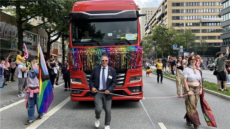 Sicherheit: Samtgemeindebürgermeister Timo Gerke geht beim CSD 2025 in Hamburg voran - unterstützt von Omas gegen Rechts und Buntem Block Buxtehude.