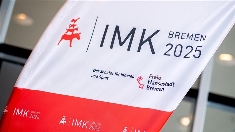 Sicherheit bei Fußballspielen ist eines von vielen Themen der Innenministerkonferenz in Bremen. (Archivbild)