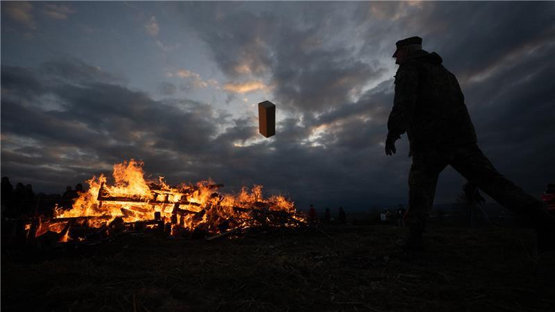 Sicherheitsabstand einhalten: Osterfeuer müssen mindestens 50 Meter von Gebäuden und Bäumen entfernt brennen – zu Straßen sogar 100 Meter.