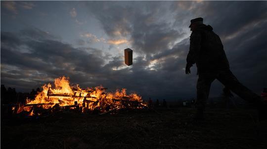 Sicherheitsabstand einhalten: Osterfeuer müssen mindestens 50 Meter von Gebäuden und Bäumen entfernt brennen – zu Straßen sogar 100 Meter.
