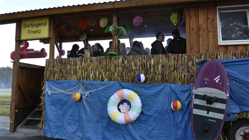 Sicherheitshalber mit Rettungsring unterwegs: Die Dorfjugend aus Freetz.