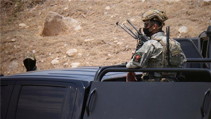 Sicherheitskräfte der kurdischen Regionalverwaltung sichern den Ort, wo die Waffenniederlegung stattfand.