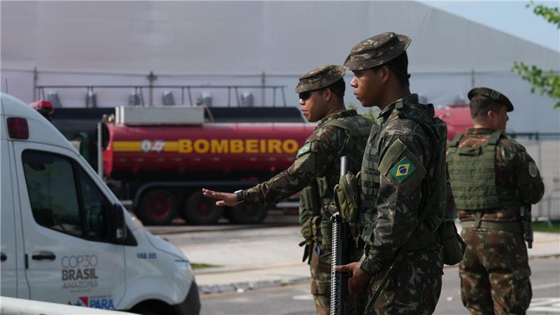 Feuer auf der Klimakonferenz in Belém – Gelände evakuiert Sicherheitskräfte leiten Fahrzeuge nach einem Brand auf dem Gelände der Weltklimakonferenz.