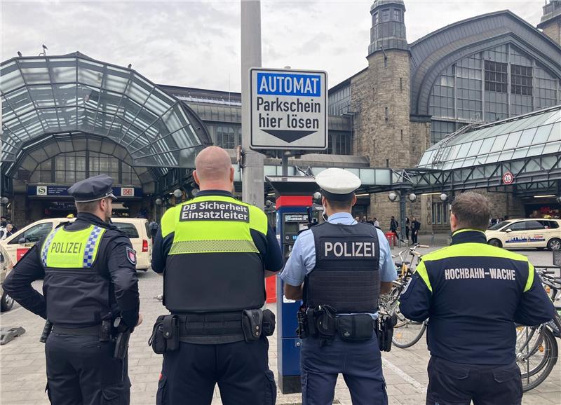 Sicherheitskräfte sind dafür zuständig, das geltende Waffenverbot rund um den Hamburger Hauptbahnhof zu kontrollieren.
