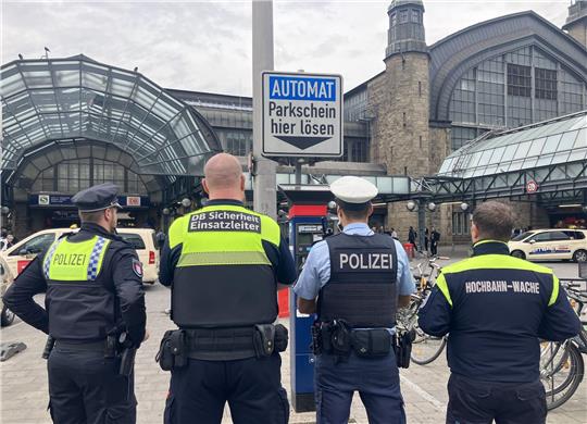 Sicherheitskräfte sind dafür zuständig, das geltende Waffenverbot rund um den Hamburger Hauptbahnhof zu kontrollieren.