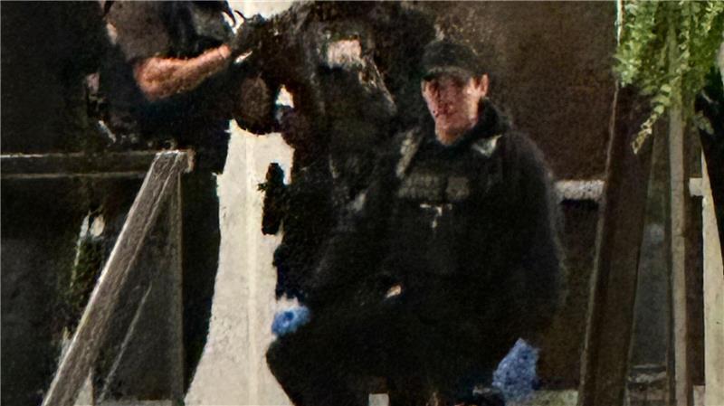 Sicherheitskräfte umringten eine am Boden liegende Person.