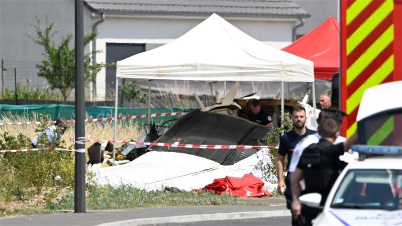 Sicherheitskräfte untersuchen das Wrack eines zivilen Flugzeugs.