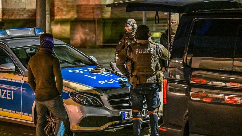 Sicherheitskreise berichteten, der Täter habe wohl während der Geiselnahme angegeben, sich vom SEK erschießen lassen zu wollen.
