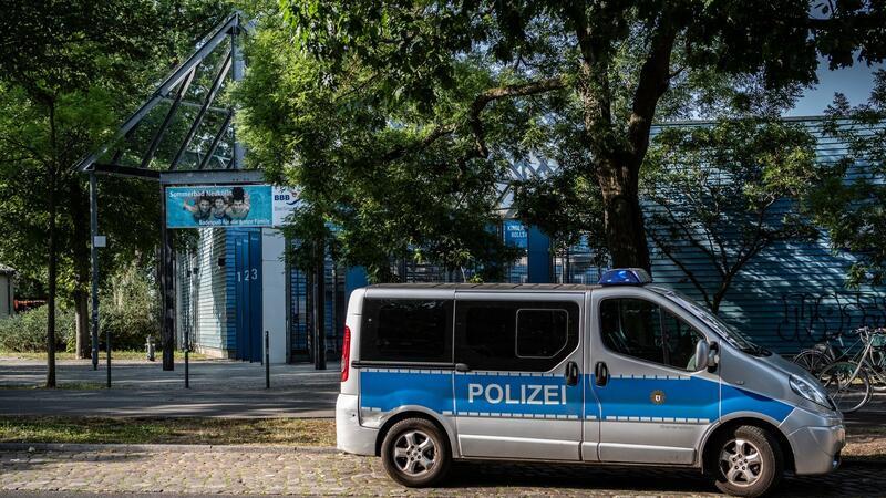 Ausweispflicht in Berliner Freibädern bleibt Sicherheitsmaßnahme: Ein Polizeifahrzeug steht im vergangenen Sommer vor einem Freibad in Berlin-Neukölln.