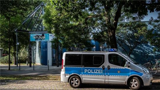 Sicherheitsmaßnahme: Ein Polizeifahrzeug steht im vergangenen Sommer vor einem Freibad in Berlin-Neukölln.
