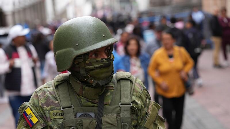 Gewalt in Ecuador: Banden fordern den Staat heraus Sicherheitsmaßnahmen in Quito: Soldaten patrouillieren vor dem Regierungspalast.