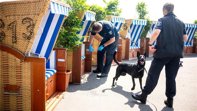 Sicherheitsvorkehrungen: Einsatzkräfte der Polizei kontrollieren die Strandkörbe vor dem Eingang zum Austragungsort der Innenministerkonferenz .