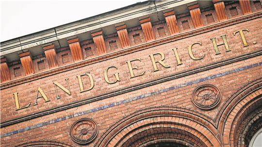 Sicherungsverfahren vor dem Landgericht Verden: Ein 43-Jähriger wird beschuldigt, eine ihm unbekannte 19-Jährige mit einem Messer angegriffen zu haben.