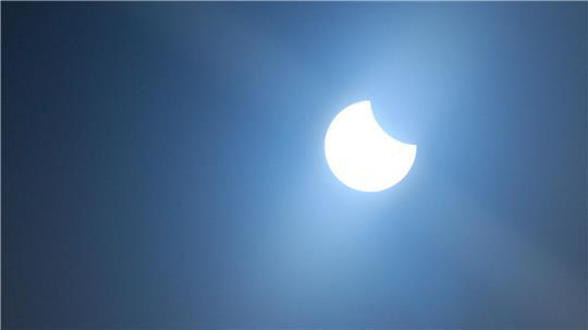 Sicht aus Buxtehude: Die partielle Sonnenfinsternis auf ihrem Höhepunkt.