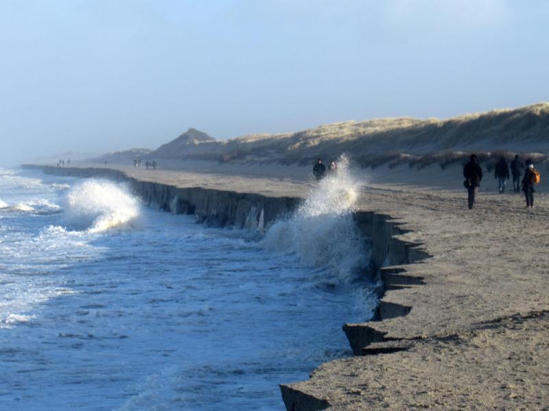 Sichtbare Sandverlusten am Strand der Ostfriesischen Insel Langeoog. Foto: Klaus Kremer/Langeoog News/dpa/Archivbild