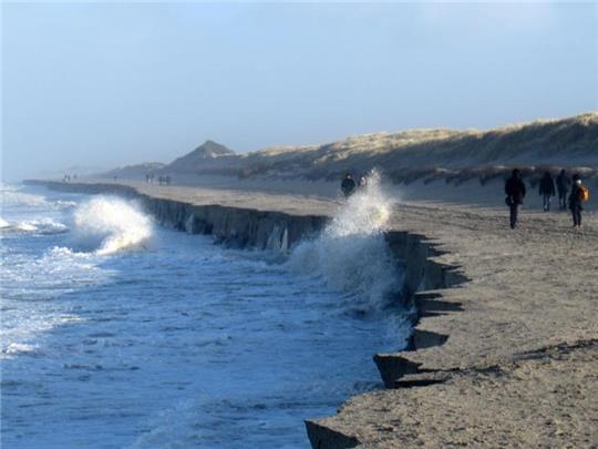 Sichtbare Sandverlusten am Strand der Ostfriesischen Insel Langeoog. Foto: Klaus Kremer/Langeoog News/dpa/Archivbild