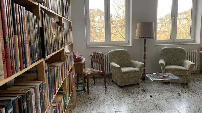 80.000 Bücher: Was aus der Bibliothek des Buxtehuders Hans-Uwe Hansen geworden ist Sichtbares Andenken: Die VHS Buxtehude hat einen Raum zu Hans-Uwe Hansen eingerichtet, mit ausgewählten Büchern aus seinem Fundus und original Möbeln aus seinem Haus.