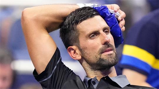 Sichtlich gezeichnet: Novak Djokovic kühlt sich beim Seitenwechsel. 